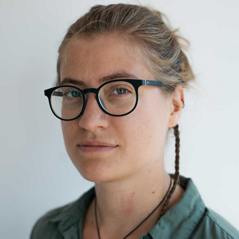 Portret Danuty Onyszkiewicz - młoda kobieta w ciemnych okularach